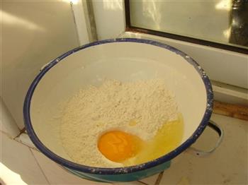 新年主食鸡蛋面的做法步骤1