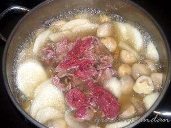 草菇萝卜牛肉汤的做法步骤5