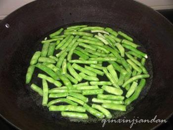 榄菜肉松炒四季豆的做法步骤2