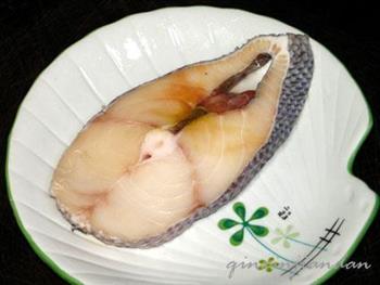 银鳕鱼西兰花沙拉的做法步骤1