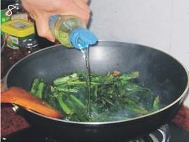 豆豉炒莴笋叶的做法步骤8