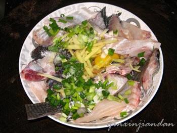 鱼骨莼菜粥的做法步骤1