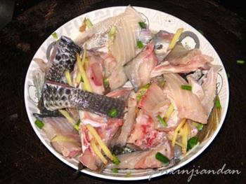 鱼骨莼菜粥的做法步骤2
