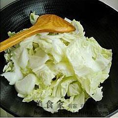 栗子烩白菜的做法图解2