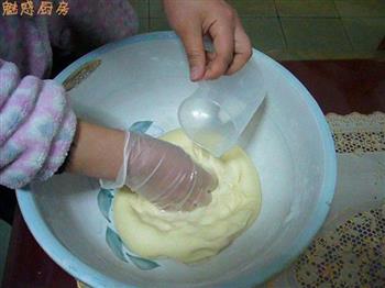 健康早点鲜奶油条的做法步骤5