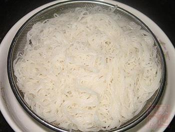 洋葱虾米炒米粉的做法步骤4
