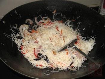 洋葱虾米炒米粉的做法步骤7