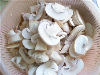 山药蘑菇煲仔饭的做法步骤2