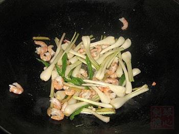 河虾炒荞头的做法步骤6
