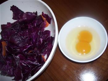 鸡蛋炒紫甘蓝的做法图解3