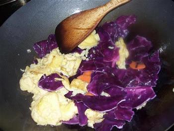 鸡蛋炒紫甘蓝的做法步骤5