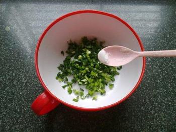 韭菜肉松蛋卷的做法步骤1