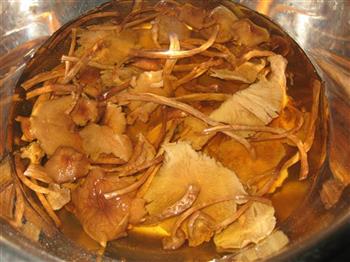 茶树菇炖鸡汤的做法步骤1