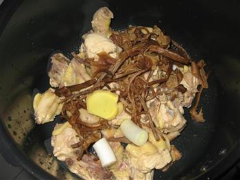 茶树菇炖鸡汤的做法图解4