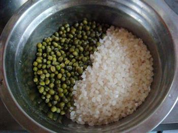 大米绿豆粥的做法图解1
