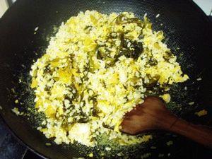 酸菜蛋炒饭的做法步骤7