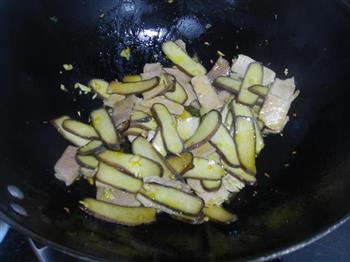 茶香豆干炒肉的做法步骤5