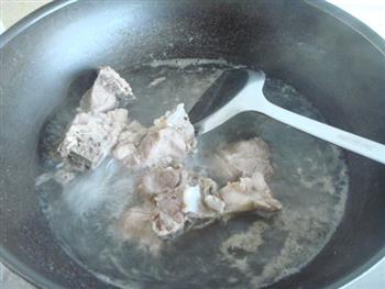 银耳百合猪骨汤的做法步骤3
