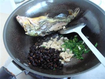 豆豉焖黄骨鱼的做法步骤5