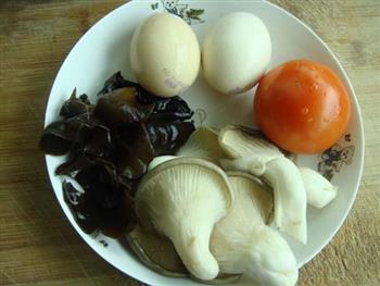 木耳蘑菇炒鸡蛋的做法步骤1