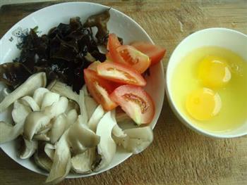 木耳蘑菇炒鸡蛋的做法步骤2