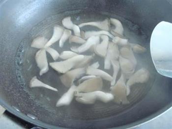 木耳蘑菇炒鸡蛋的做法步骤3