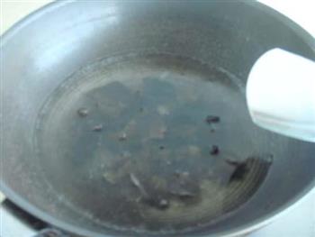 木耳蘑菇炒鸡蛋的做法步骤4