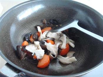 木耳蘑菇炒鸡蛋的做法步骤8