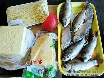 鱼汤豆腐金针锅的做法步骤1