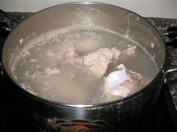 天麻骨头汤的做法步骤2