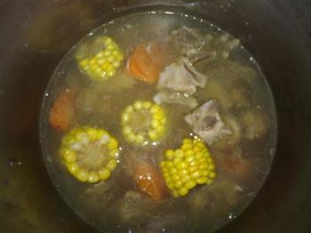 玉米煲排骨汤的做法步骤4