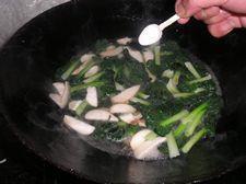 花菇肉丝年糕汤的做法步骤7