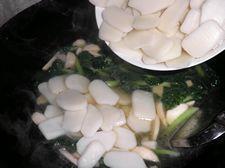 花菇肉丝年糕汤的做法步骤8