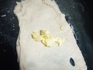 黑芝麻蜜豆面包的做法步骤2