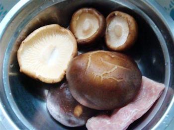香菇苔菜炒肉的做法图解3