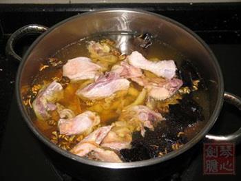 石斛灵芝炖鸡汤的做法步骤3