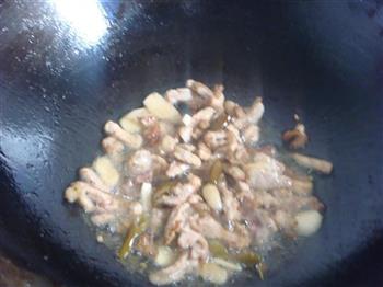 碗豆尖炒肉的做法步骤3