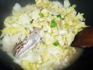 米鱼头包菜汤的做法图解7