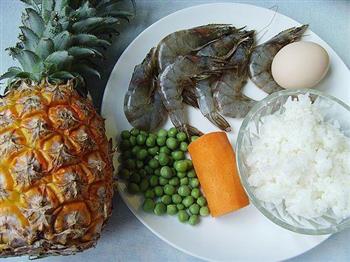 菠萝虾仁炒饭的做法步骤1