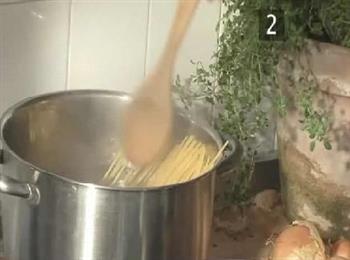 培根奶油意大利面的做法步骤2