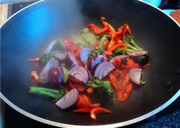 叉烧百搭炒时蔬菜的做法步骤6