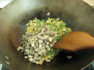 虾仁烩米饭的做法步骤5