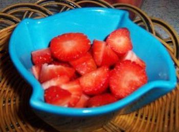 草莓蜂蜜酸奶的做法步骤2