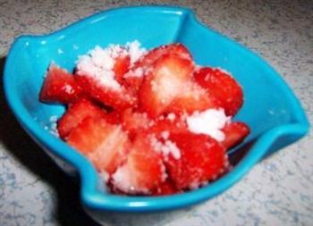草莓蜂蜜酸奶的做法步骤3