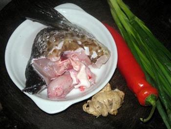 姜葱焖石斑鱼鸡的做法步骤1