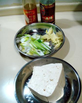 姜葱烧豆腐的做法步骤1