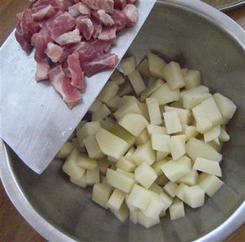 土豆肉丁盖浇饭的做法图解1