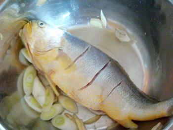 蒜香烧烤黄花鱼的做法步骤3