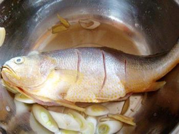 蒜香烧烤黄花鱼的做法步骤4
