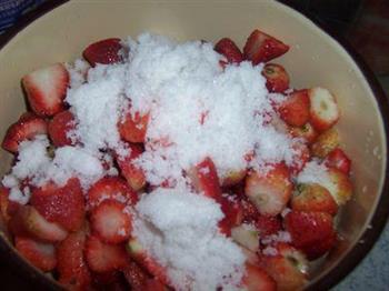 草莓果冻慕斯蛋糕的做法步骤1